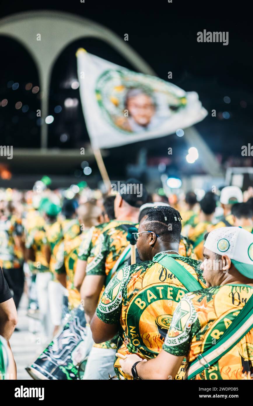 Proben im Rio de Janeiro Sambodromo der Samba School Mocidade vor dem Karneval im Februar 2024 mit einem Titellied über die berühmte Caju Frucht Stockfoto