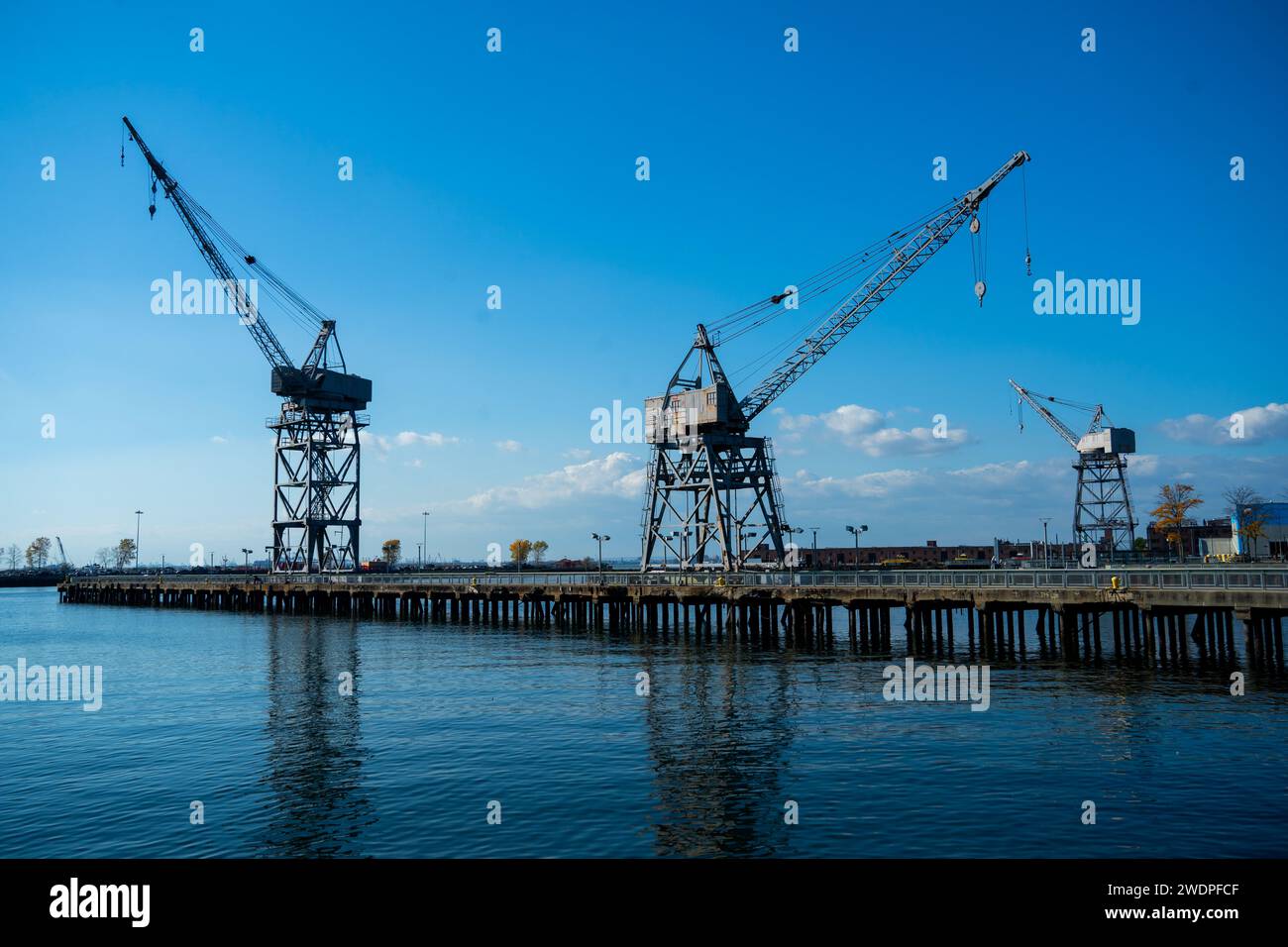 Alte Kräne am Ufer in Red Hook Brooklyn, New York Stockfoto