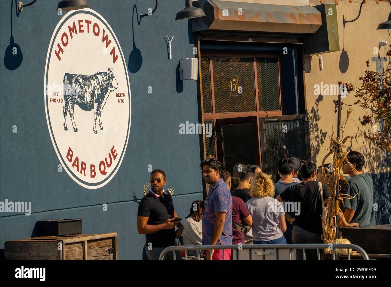 Warteschlange wartet auf Bestellung beim Hometown BBQ in Red Hook Brooklyn NYC Stockfoto