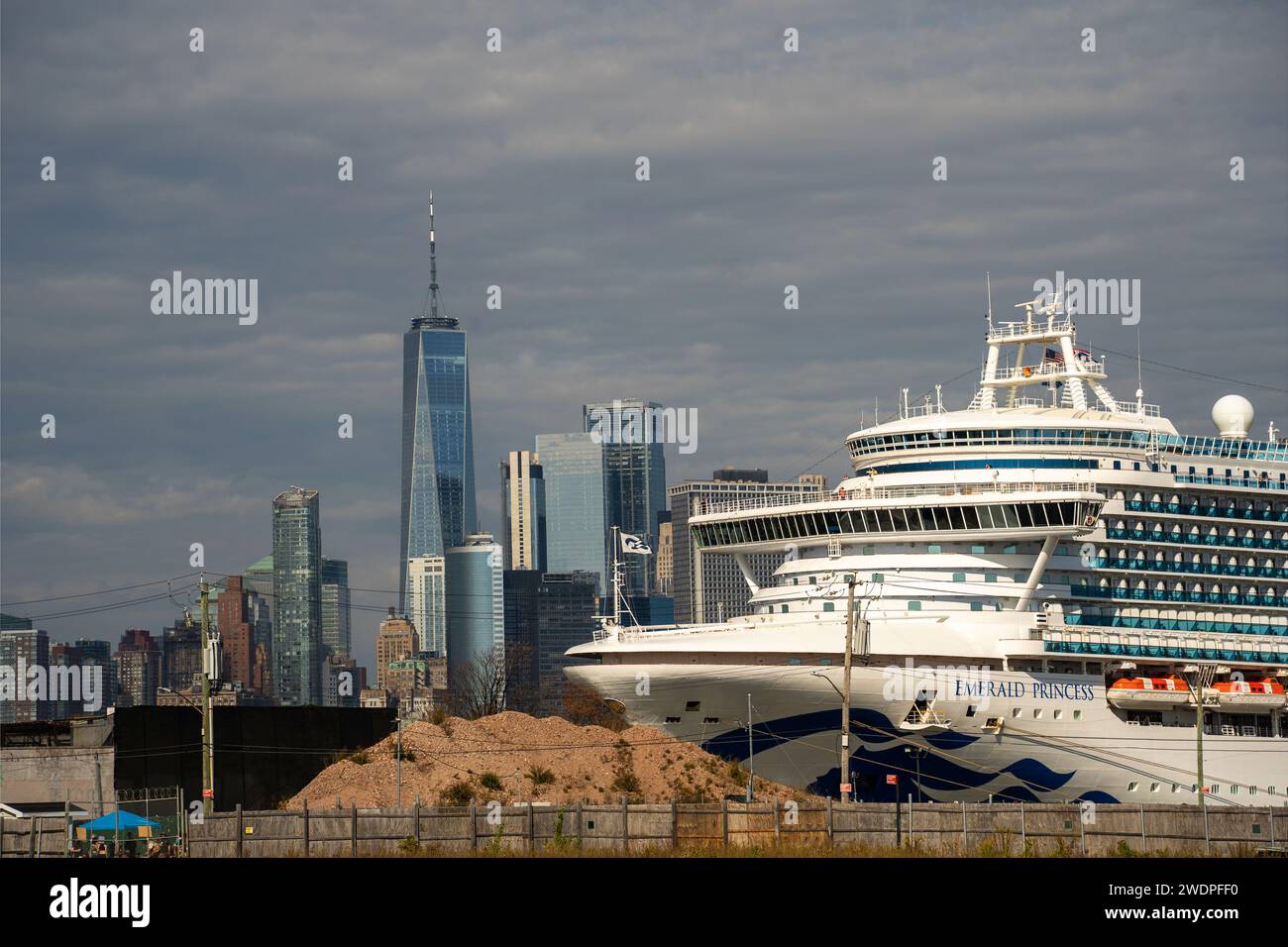 Das Kreuzfahrtschiff Emerald Princess legte in Red Hook Brooklyn NYC an, mit der Skyline von Lower Manhattan Stockfoto