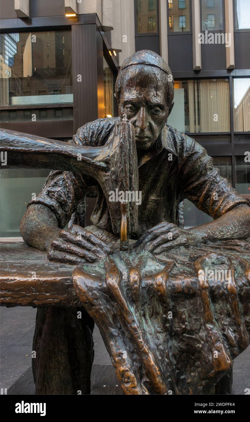 Statue eines Mannes, der an einer Nähmaschine im Bekleidungsviertel von Manhattan NYC näht Stockfoto