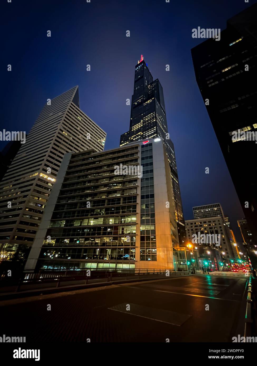 Blick auf den Willis Tower vom West Jackson Blvd in der Innenstadt von Chicago, Illinois. Stockfoto