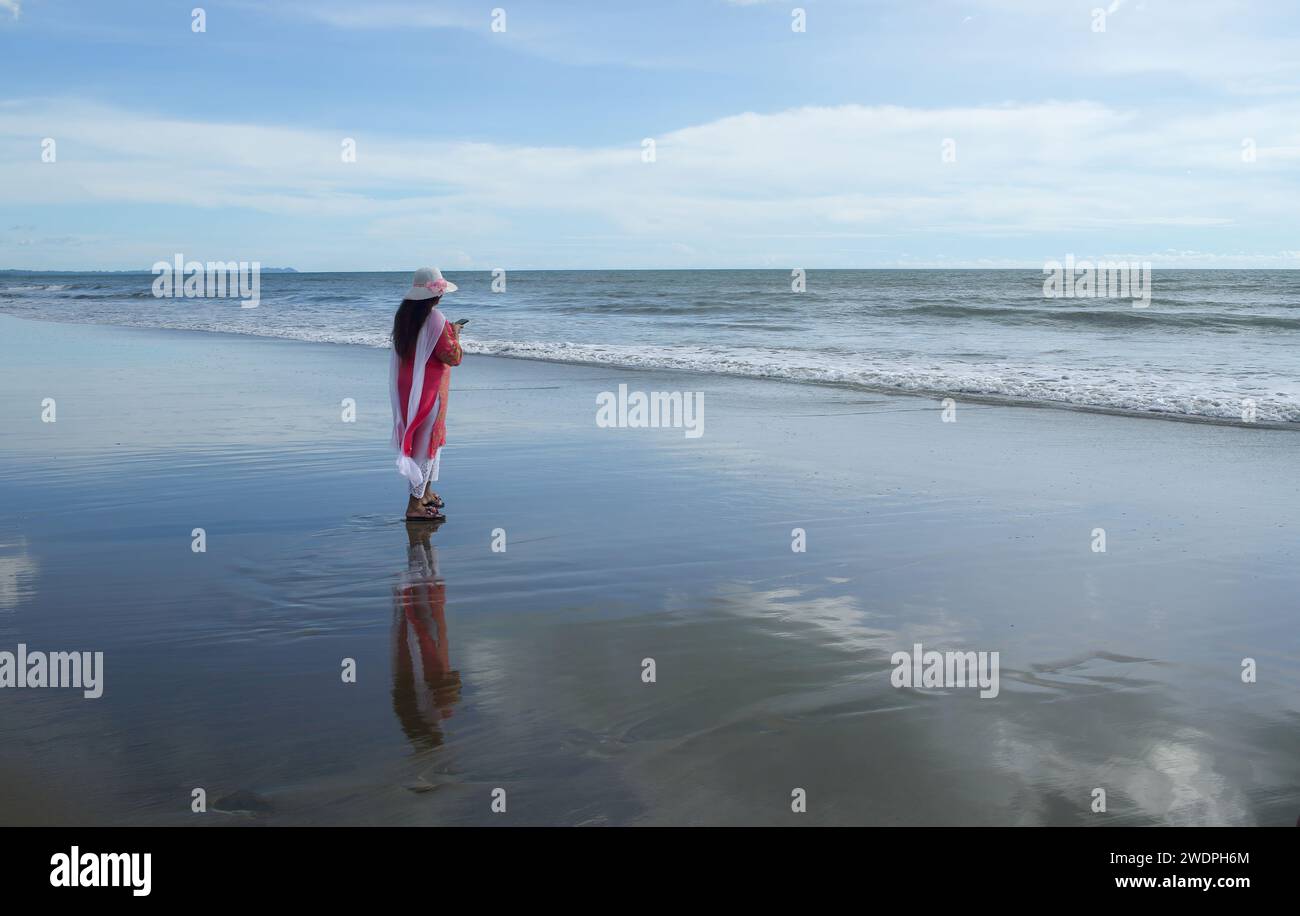 Cox's Bazar ist einer der längsten Strände der Welt. Es ist ein Sandstrand mit einer ununterbrochenen Länge von 155 km. Stockfoto