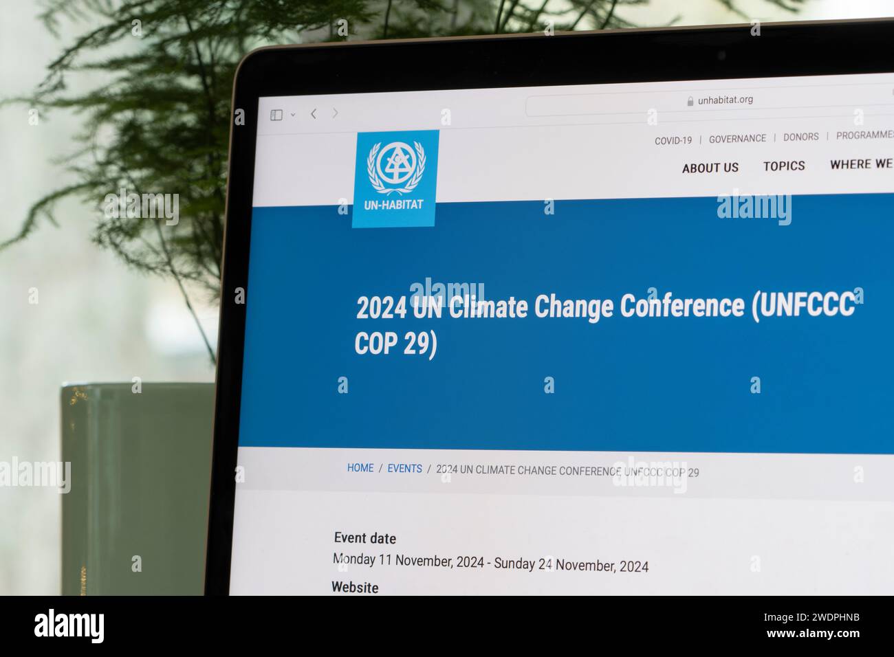 Die Website der UN-Klimakonferenz 2024 (UNFCCC COP 29) ist auf der Website von UN-Habitat, dem Programm der Vereinten Nationen für menschliche Siedlungen, zu sehen. Stockfoto