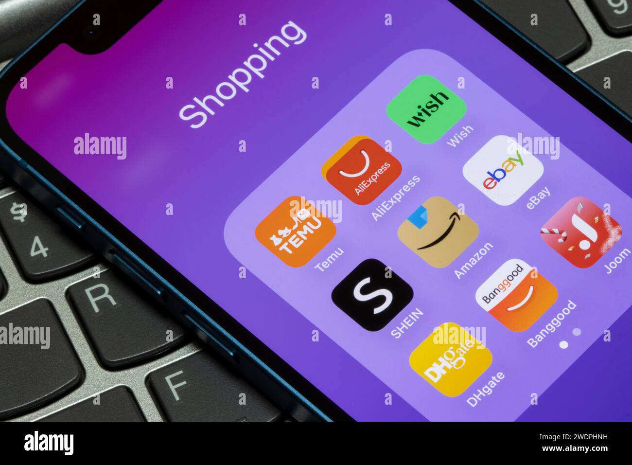 Verschiedene E-Commerce-Apps werden auf einem iPhone angezeigt, darunter Temu, AliExpress, Wish, SHEIN, Amazon, eBay, DHgate, Banggood und Joom. Erschwinglich online ... Stockfoto