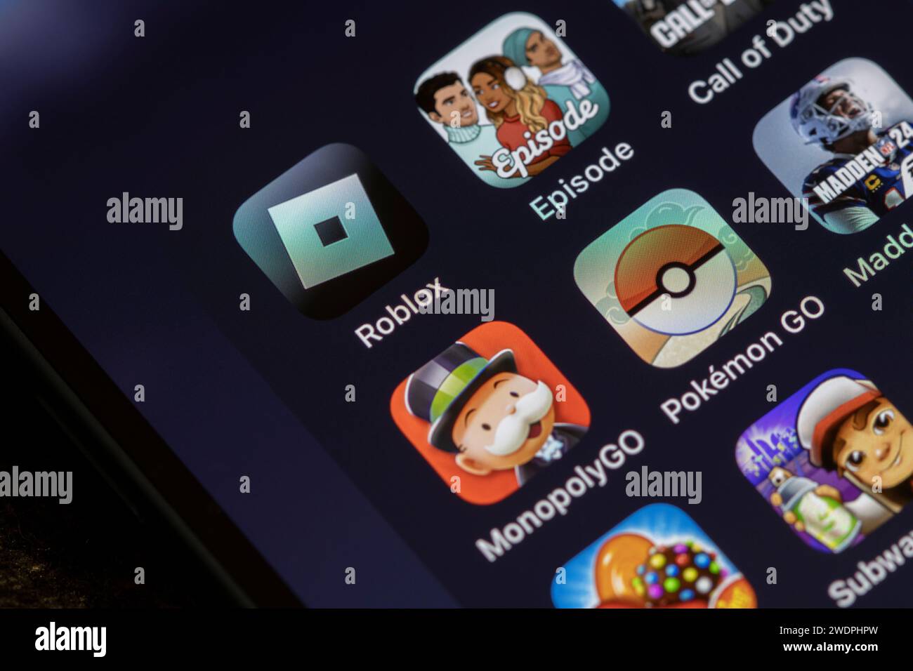 Verschiedene Apps für mobile Spiele sind auf einem iPhone zu sehen: Roblox, Episode, Call of Duty, Monopoly Go, Pokemon Go, Madden NFL 24, Candy Crush Saga und Subway ... Stockfoto