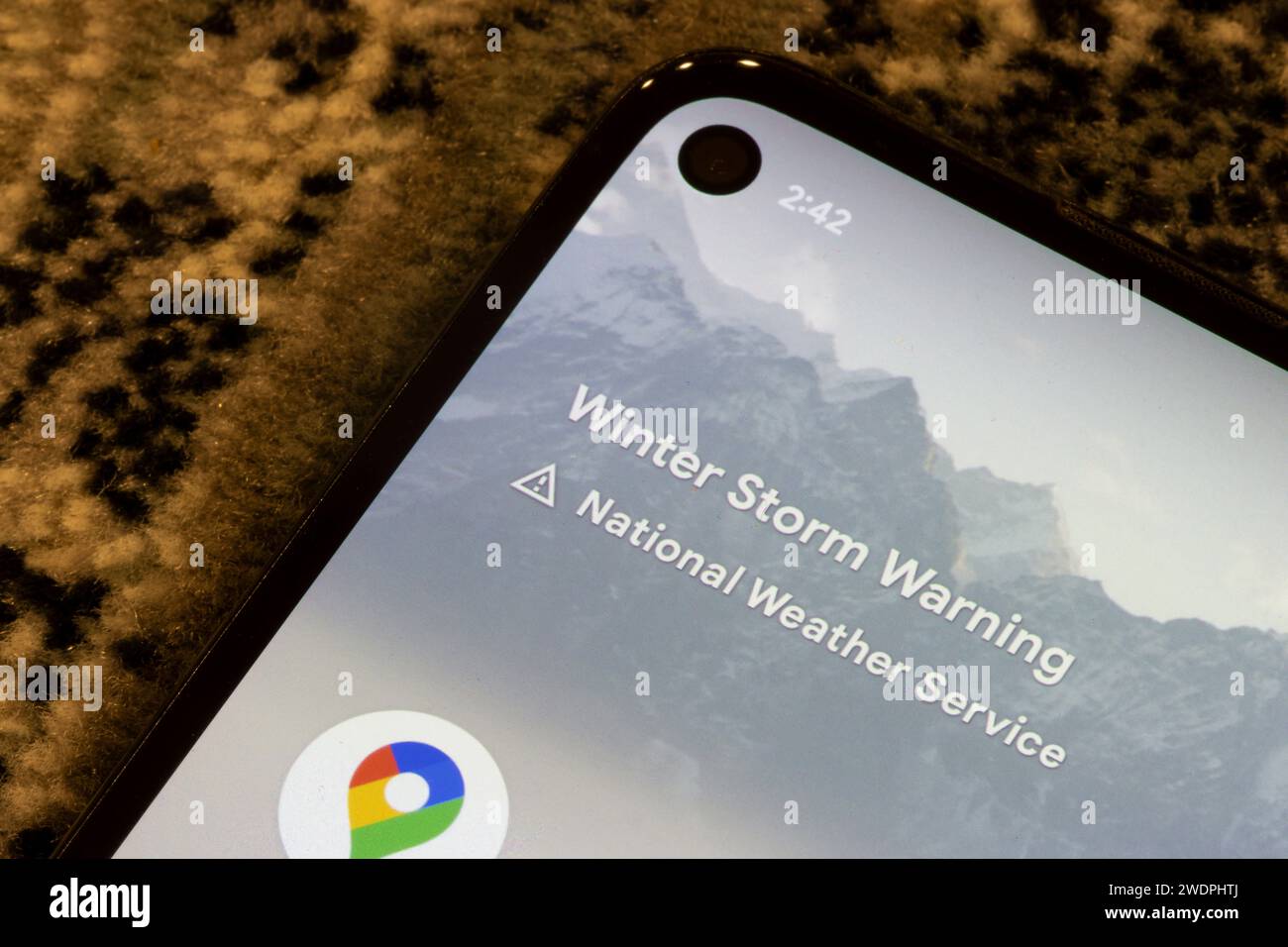 Die Benachrichtigung über die Wintersturmwarnung des National Weather Service, einer Behörde der US-Regierung, wird auf einem Google-Telefon angezeigt. Stockfoto