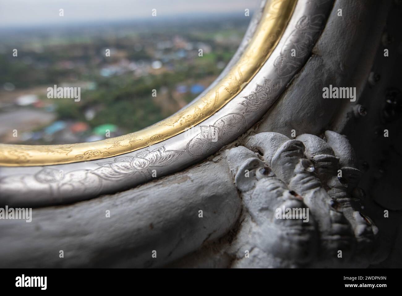 Chiang Rai, Thailand. Januar 2024. Ein genauerer Blick auf das Fenster von Guanyin bindi von der Innenseite der Guanyin-Statue. Der „Wat Huay Pla Kang“, auch bekannt als „großer Buddha von Chiang Rai“, ist bekannt für seine riesige weiße Statue von Guanyin (in der chinesischen Mythologie die Göttin der Barmherzigkeit). Der kürzlich erbaute Tempel ist eine Mischung aus thailändischem Lanna und chinesischem Stil und liegt auf einem Hügel im ländlichen Gebiet nördlich der Stadt Chiang Rai. (Credit Image: © Guillaume Payen/SOPA Images via ZUMA Press Wire) NUR REDAKTIONELLE VERWENDUNG! Nicht für kommerzielle ZWECKE! Stockfoto