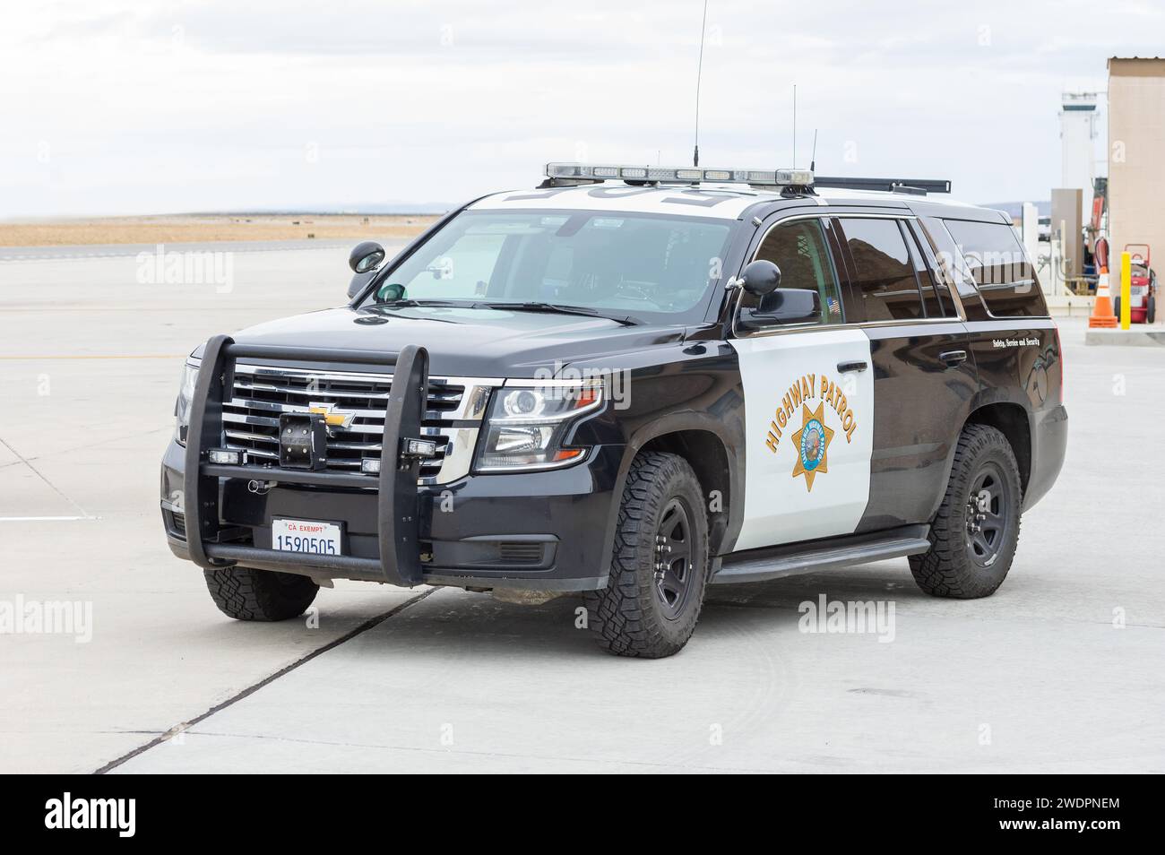 Ein California Highway Patrouillenfahrzeug, das am Mojave Air and Space Port geparkt ist. Stockfoto