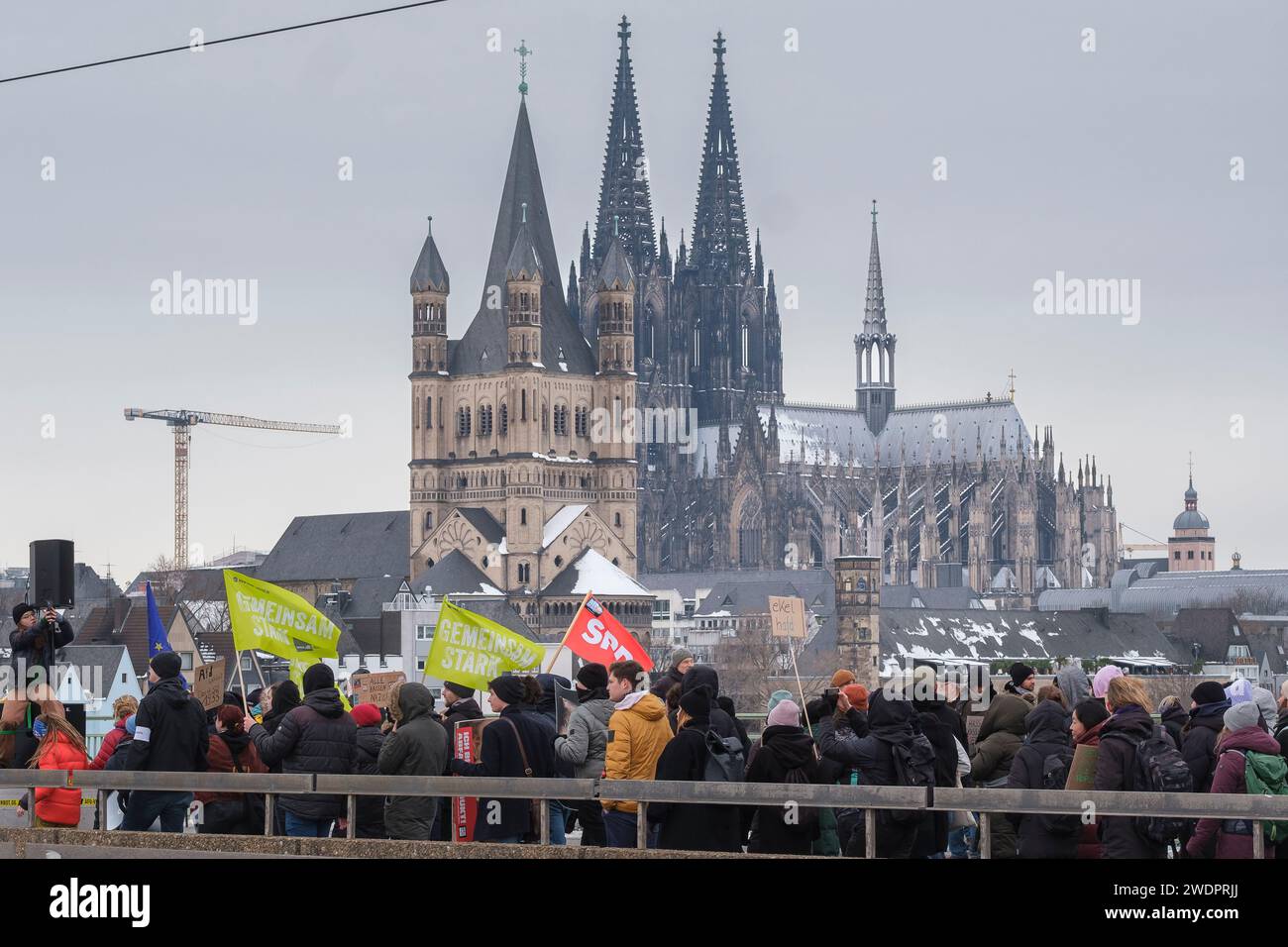Rund 70.000 Menschen versammelten sich am 21.01.24 auf der Deuter Werft in Köln, um gegen die rechtsextreme Partei AFD zu demonstrieren Stockfoto