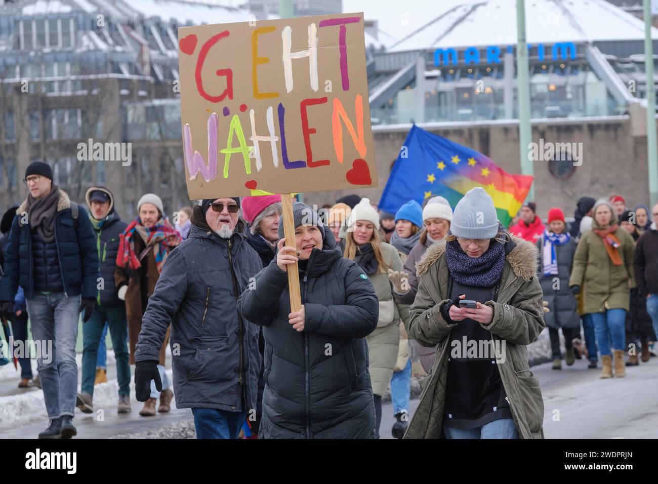 Rund 70.000 Menschen versammelten sich am 21.01.24 auf der Deuter Werft in Köln, um gegen die rechtsextreme Partei AFD zu demonstrieren Stockfoto