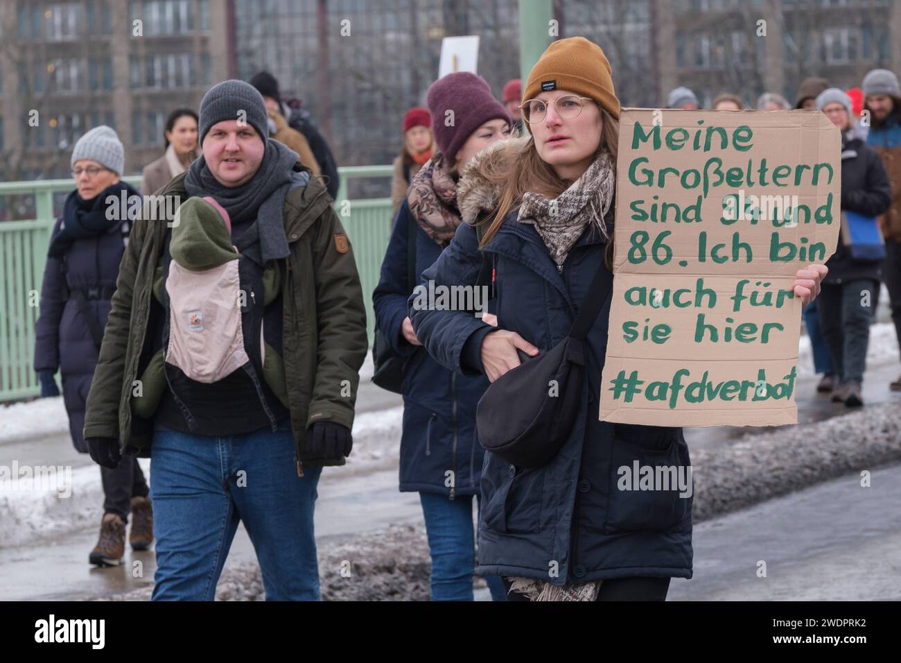 Rund 70.000 Menschen versammelten sich am 21.01.24 auf der Deuter Werft in Köln, um gegen die rechtsextreme Partei AFD zu demonstrieren Stockfoto