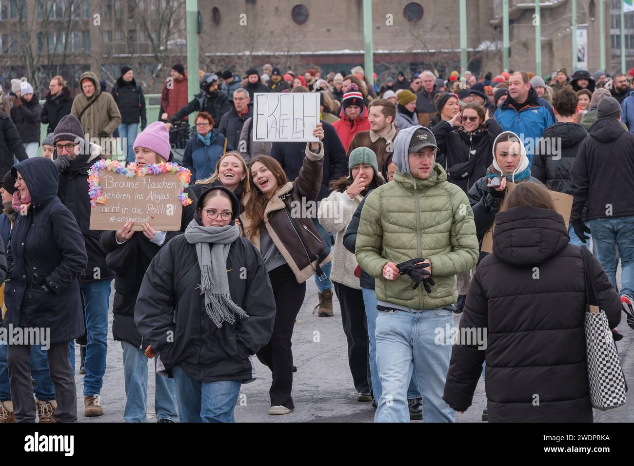 Rund 70.000 Menschen versammelten sich am 21.01.24 auf der Deuter Werft in Köln, um gegen die rechtsextreme Partei AFD zu demonstrieren Stockfoto