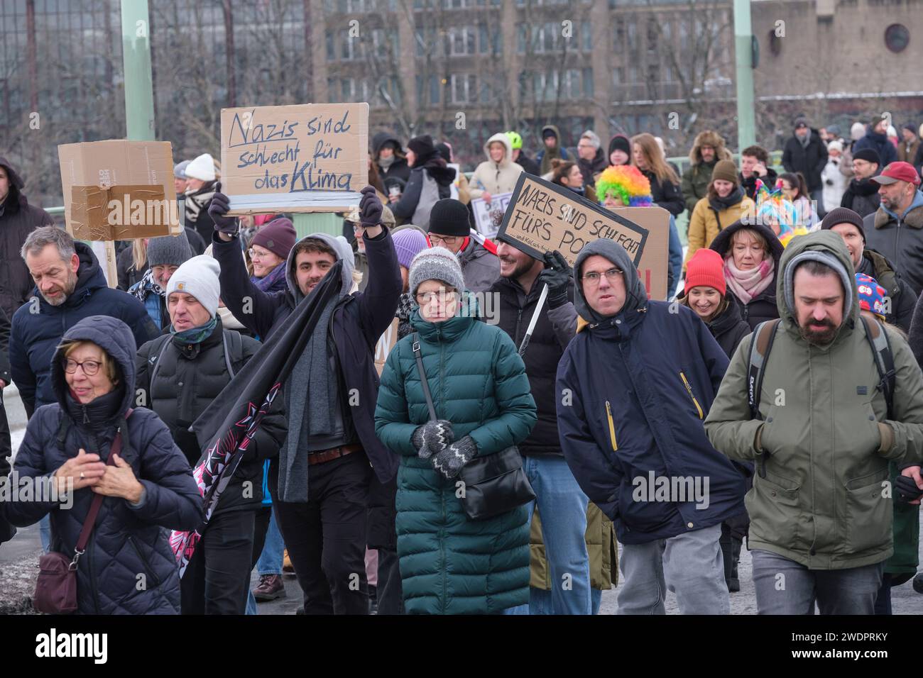 Rund 70.000 Menschen versammelten sich am 21.01.24 auf der Deuter Werft in Köln, um gegen die rechtsextreme Partei AFD zu demonstrieren Stockfoto