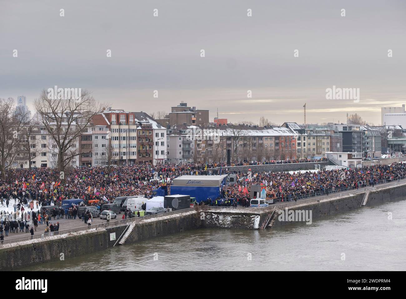 Rund 70.000 Menschen versammelten sich am 21.01.24 auf der Deuter Werft in Köln, um gegen die rechtsextreme Partei AFD zu demonstrieren Stockfoto