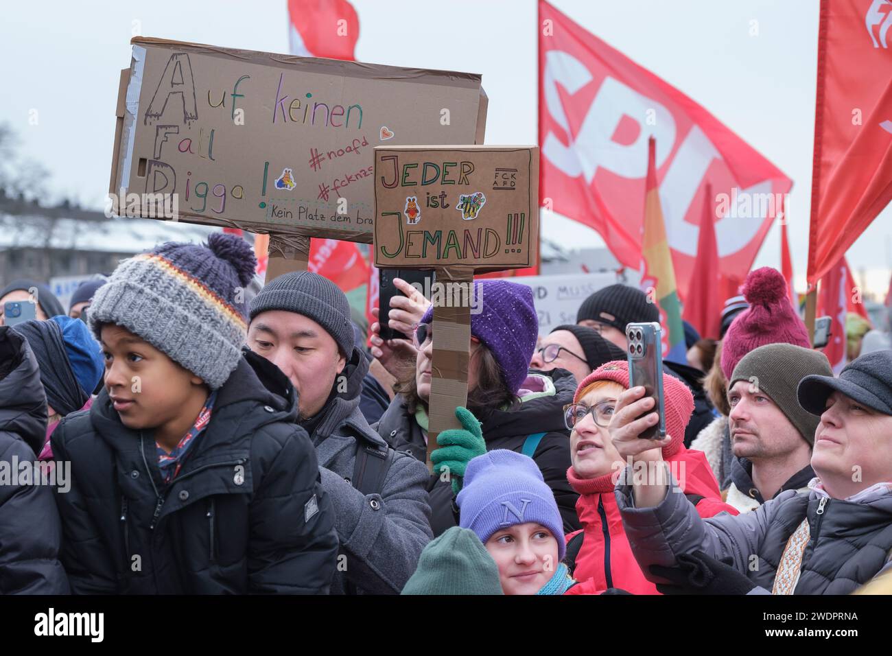 Rund 70.000 Menschen versammelten sich am 21.01.24 auf der Deuter Werft in Köln, um gegen die rechtsextreme Partei AFD zu demonstrieren Stockfoto