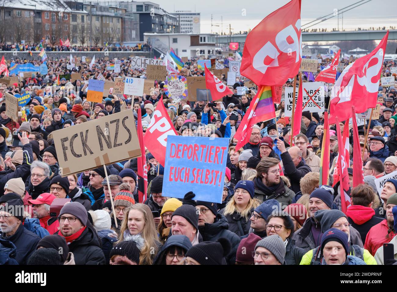 Rund 70.000 Menschen versammelten sich am 21.01.24 auf der Deuter Werft in Köln, um gegen die rechtsextreme Partei AFD zu demonstrieren Stockfoto