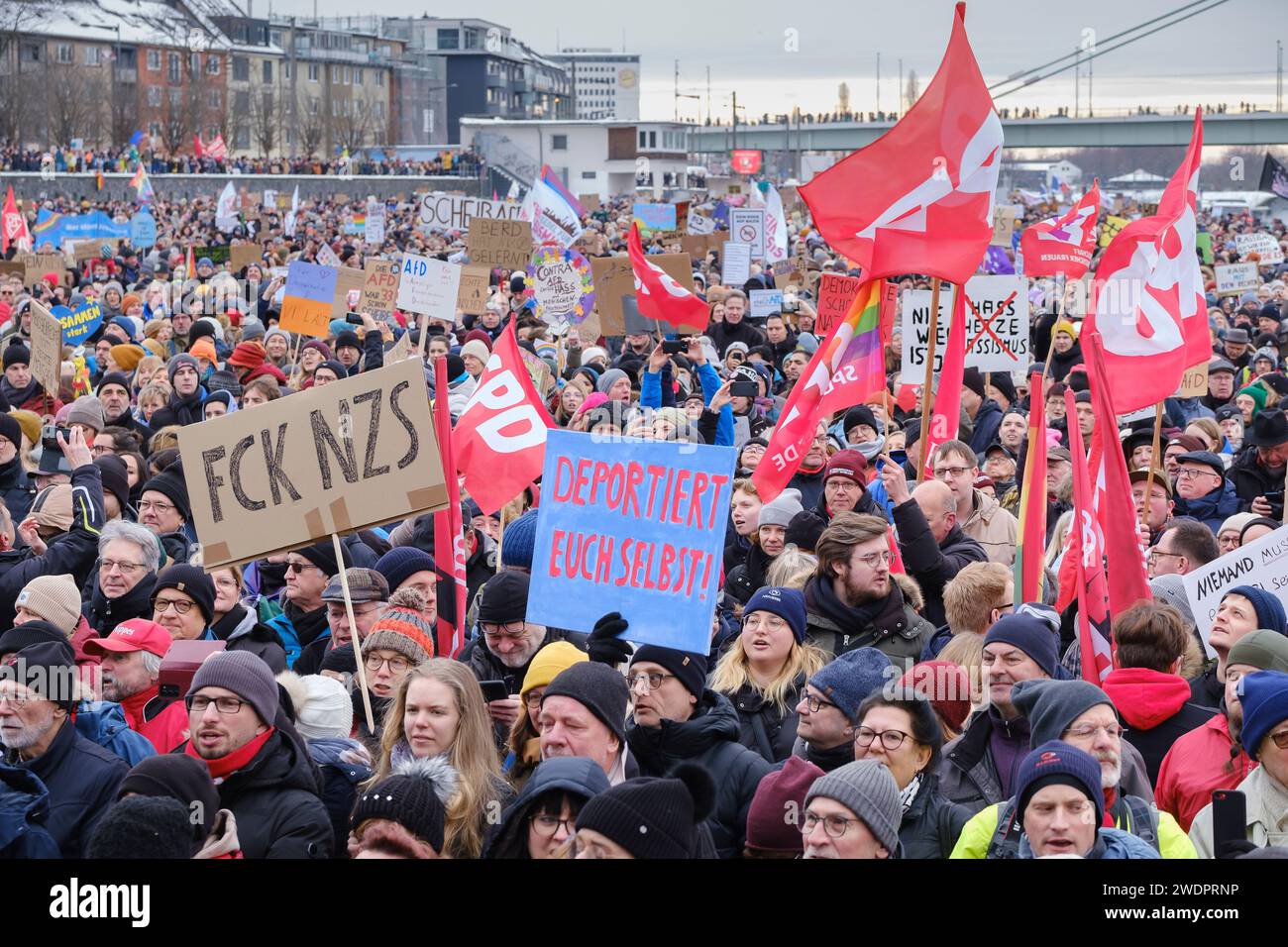 Rund 70.000 Menschen versammelten sich am 21.01.24 auf der Deuter Werft in Köln, um gegen die rechtsextreme Partei AFD zu demonstrieren Stockfoto