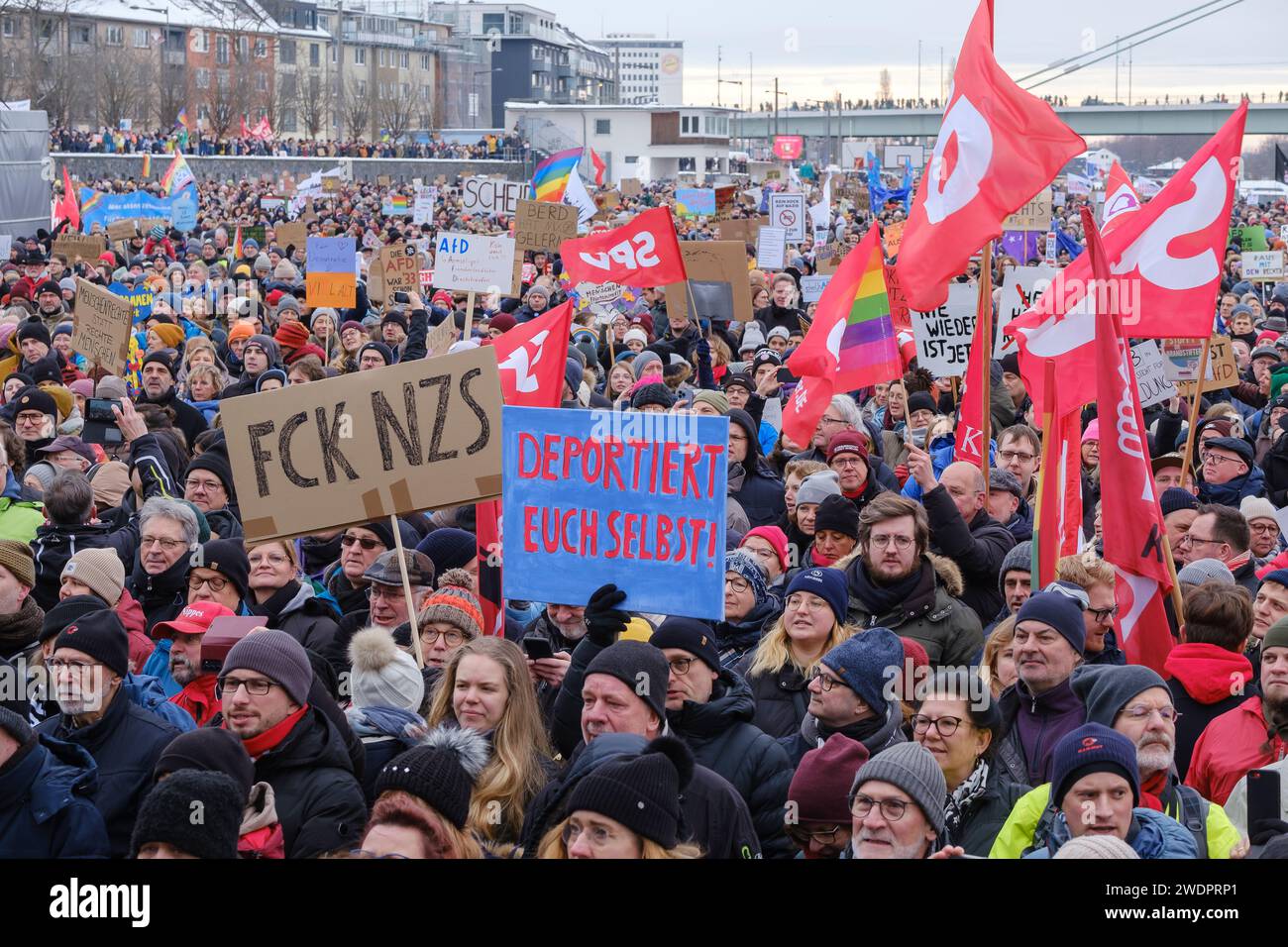 Rund 70.000 Menschen versammelten sich am 21.01.24 auf der Deuter Werft in Köln, um gegen die rechtsextreme Partei AFD zu demonstrieren Stockfoto