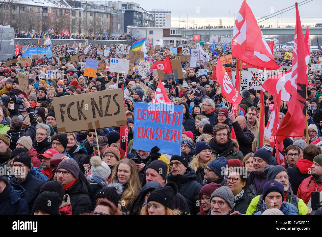Rund 70.000 Menschen versammelten sich am 21.01.24 auf der Deuter Werft in Köln, um gegen die rechtsextreme Partei AFD zu demonstrieren Stockfoto