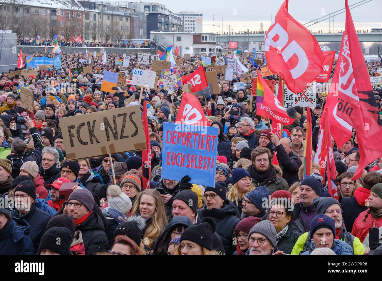 Rund 70.000 Menschen versammelten sich am 21.01.24 auf der Deuter Werft in Köln, um gegen die rechtsextreme Partei AFD zu demonstrieren Stockfoto