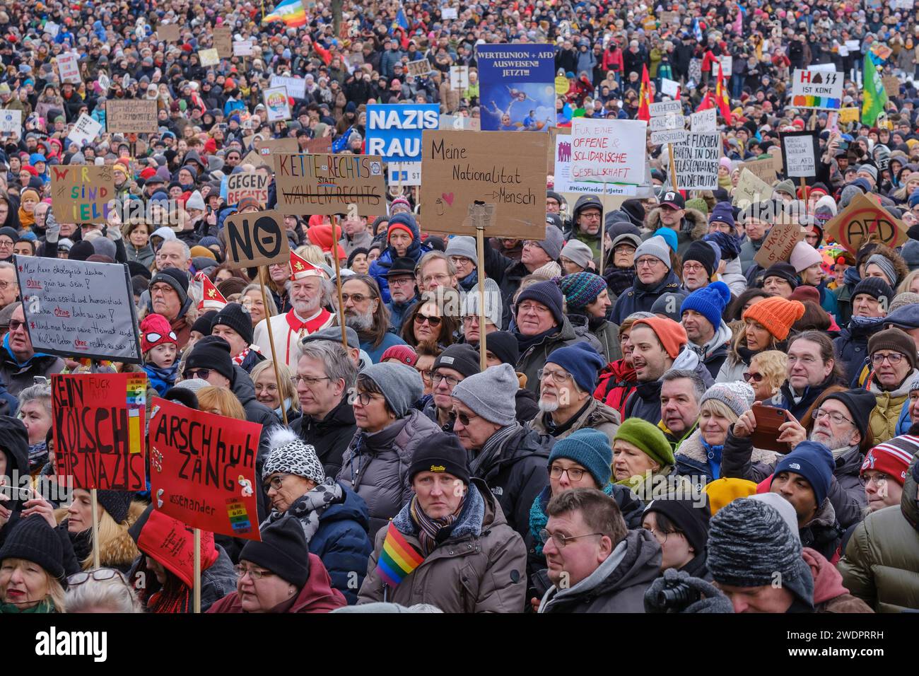 Rund 70.000 Menschen versammelten sich am 21.01.24 auf der Deuter Werft in Köln, um gegen die rechtsextreme Partei AFD zu demonstrieren Stockfoto