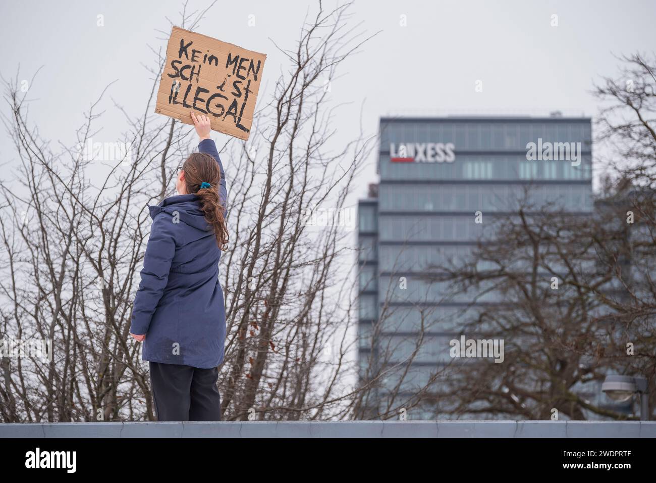Rund 70.000 Menschen versammelten sich am 21.01.24 auf der Deuter Werft in Köln, um gegen die rechtsextreme Partei AFD zu demonstrieren Stockfoto