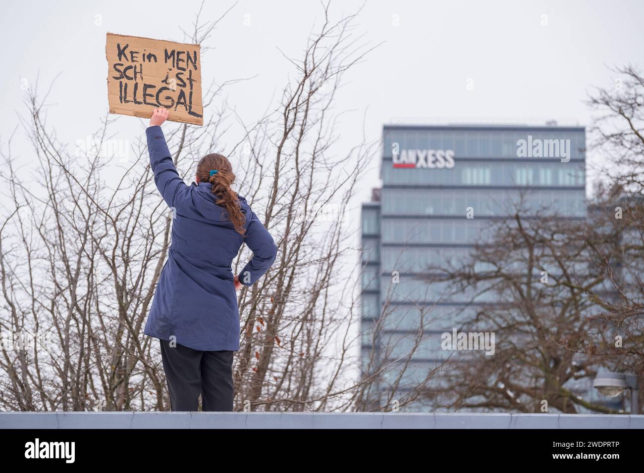 Rund 70.000 Menschen versammelten sich am 21.01.24 auf der Deuter Werft in Köln, um gegen die rechtsextreme Partei AFD zu demonstrieren Stockfoto