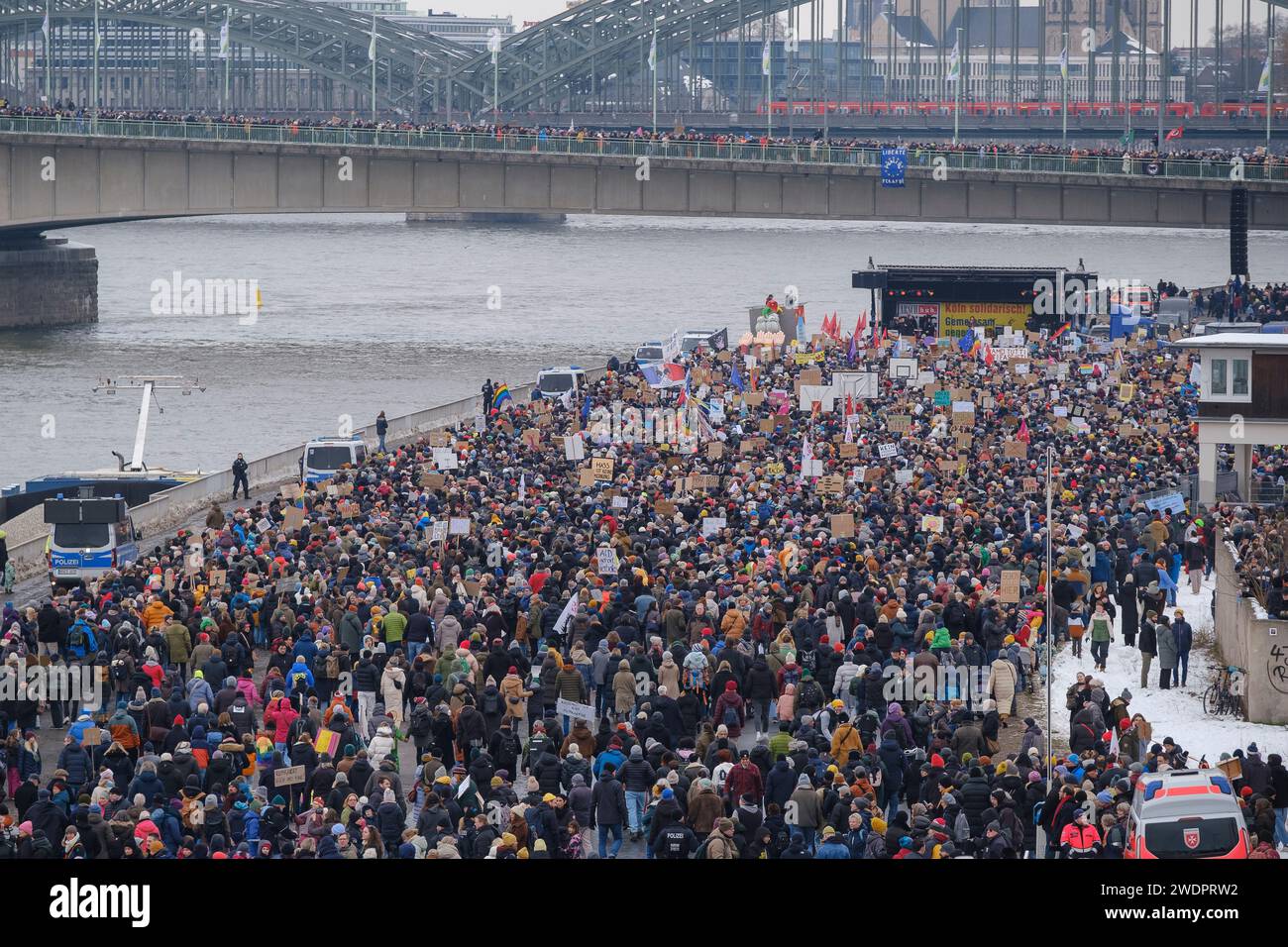 Rund 70.000 Menschen versammelten sich am 21.01.24 auf der Deuter Werft in Köln, um gegen die rechtsextreme Partei AFD zu demonstrieren Stockfoto