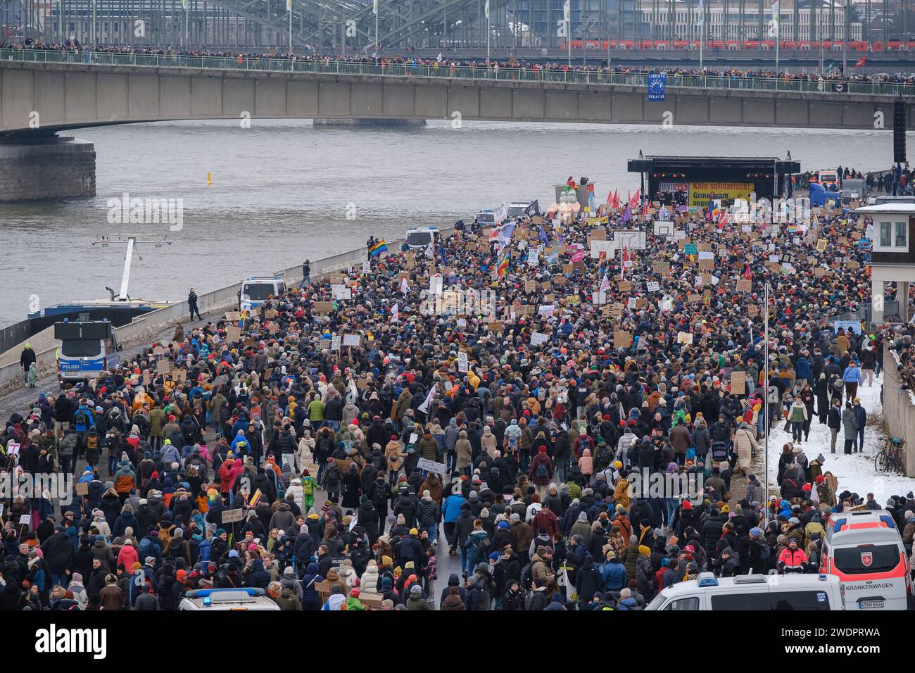 Rund 70.000 Menschen versammelten sich am 21.01.24 auf der Deuter Werft in Köln, um gegen die rechtsextreme Partei AFD zu demonstrieren Stockfoto