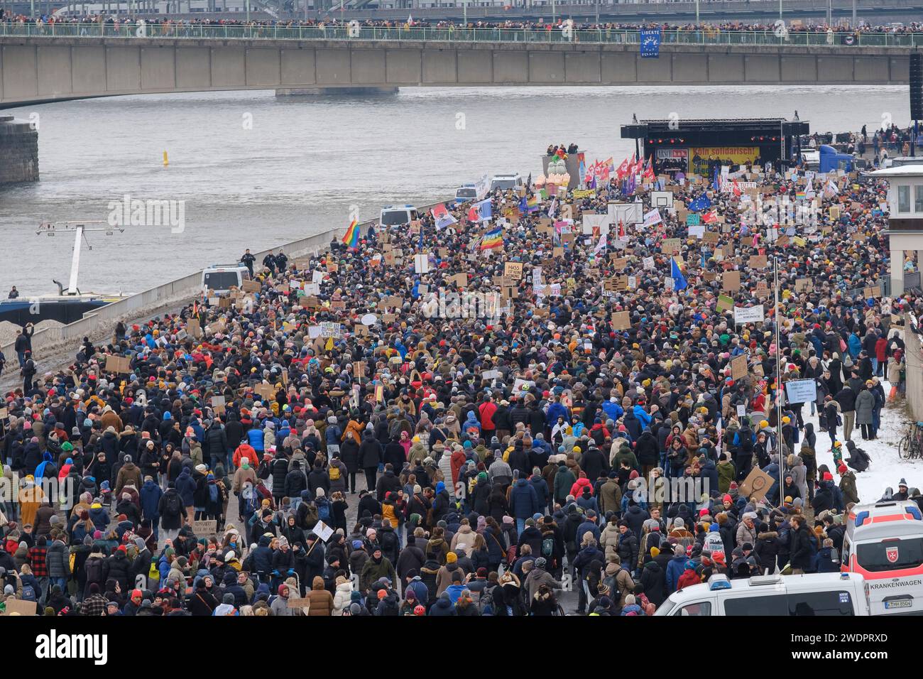 Rund 70.000 Menschen versammelten sich am 21.01.24 auf der Deuter Werft in Köln, um gegen die rechtsextreme Partei AFD zu demonstrieren Stockfoto