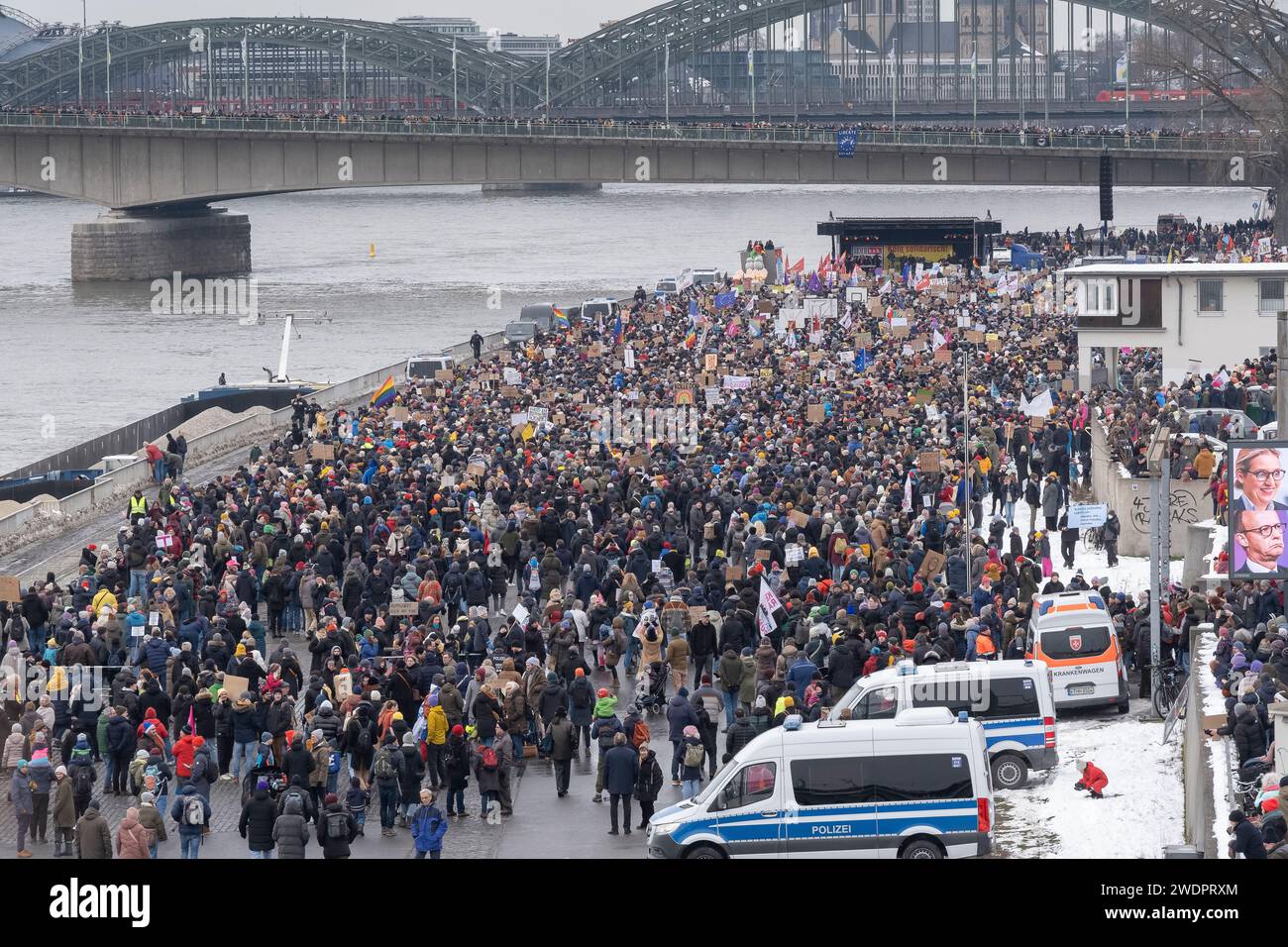 Rund 70.000 Menschen versammelten sich am 21.01.24 auf der Deuter Werft in Köln, um gegen die rechtsextreme Partei AFD zu demonstrieren Stockfoto