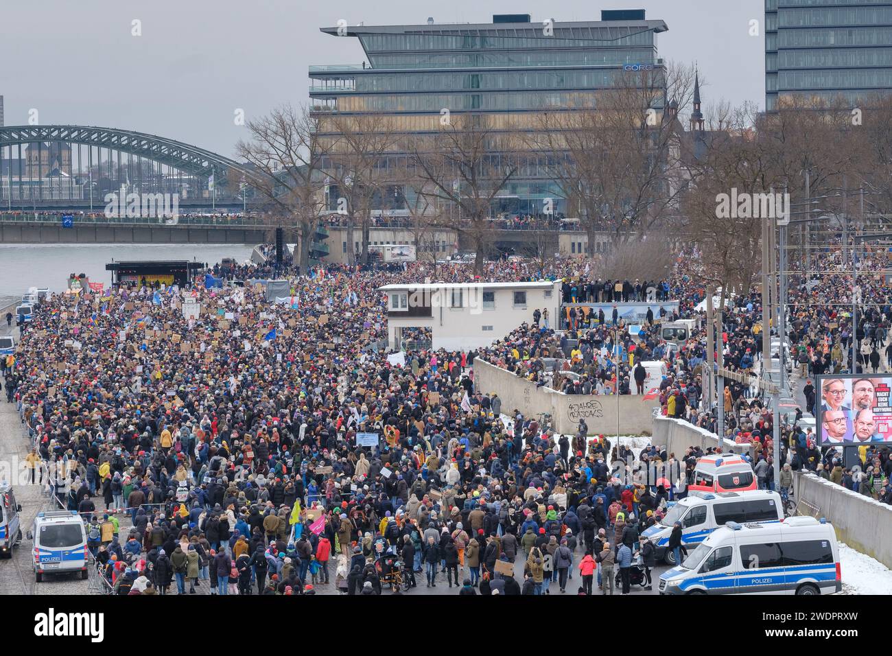 Rund 70.000 Menschen versammelten sich am 21.01.24 auf der Deuter Werft in Köln, um gegen die rechtsextreme Partei AFD zu demonstrieren Stockfoto