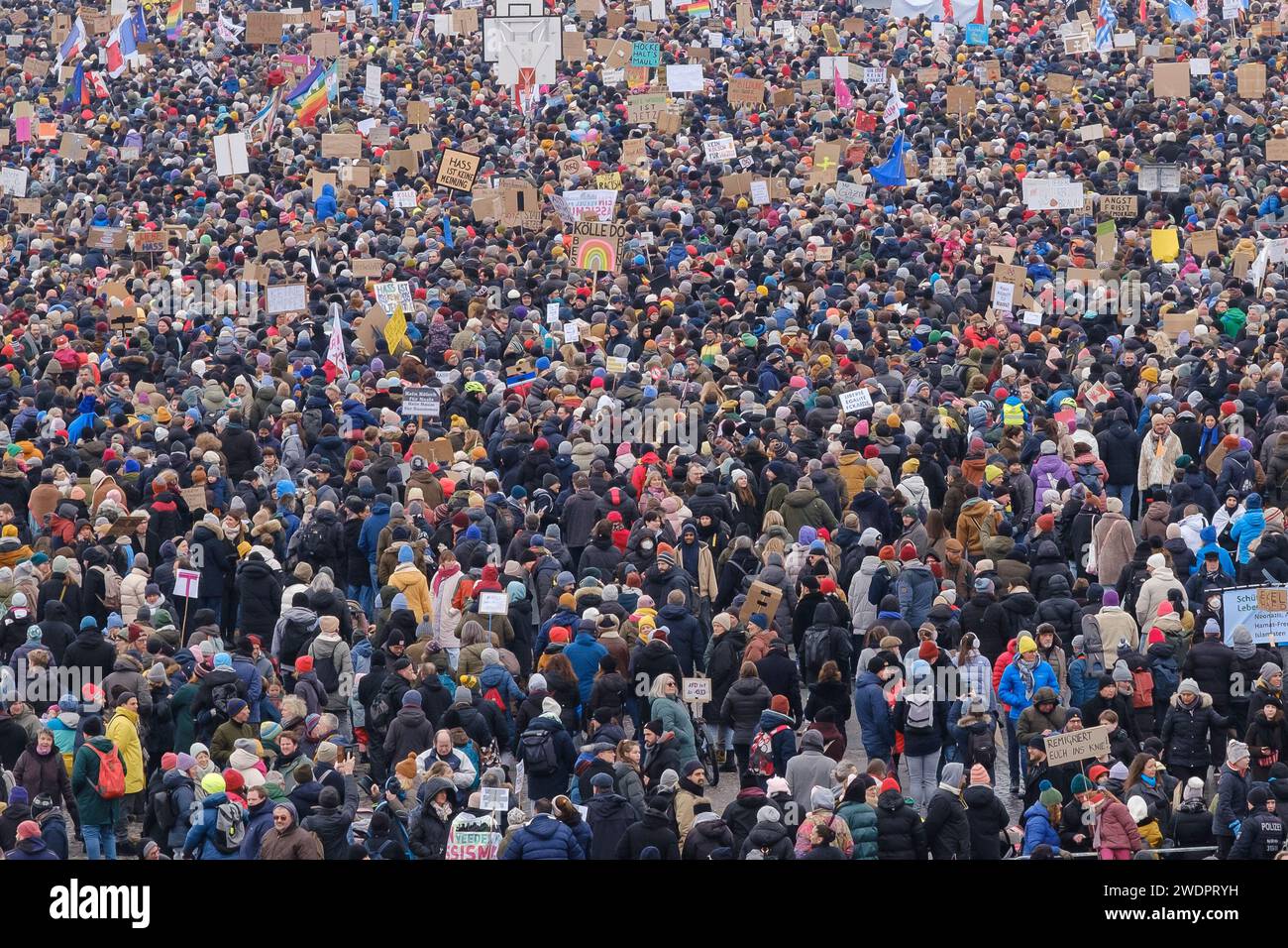 Rund 70.000 Menschen versammelten sich am 21.01.24 auf der Deuter Werft in Köln, um gegen die rechtsextreme Partei AFD zu demonstrieren Stockfoto