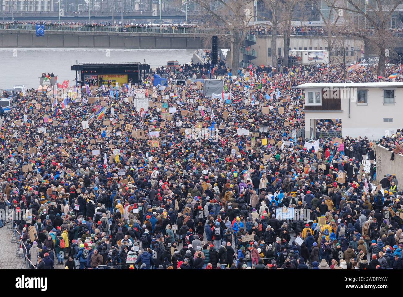 Rund 70.000 Menschen versammelten sich am 21.01.24 auf der Deuter Werft in Köln, um gegen die rechtsextreme Partei AFD zu demonstrieren Stockfoto