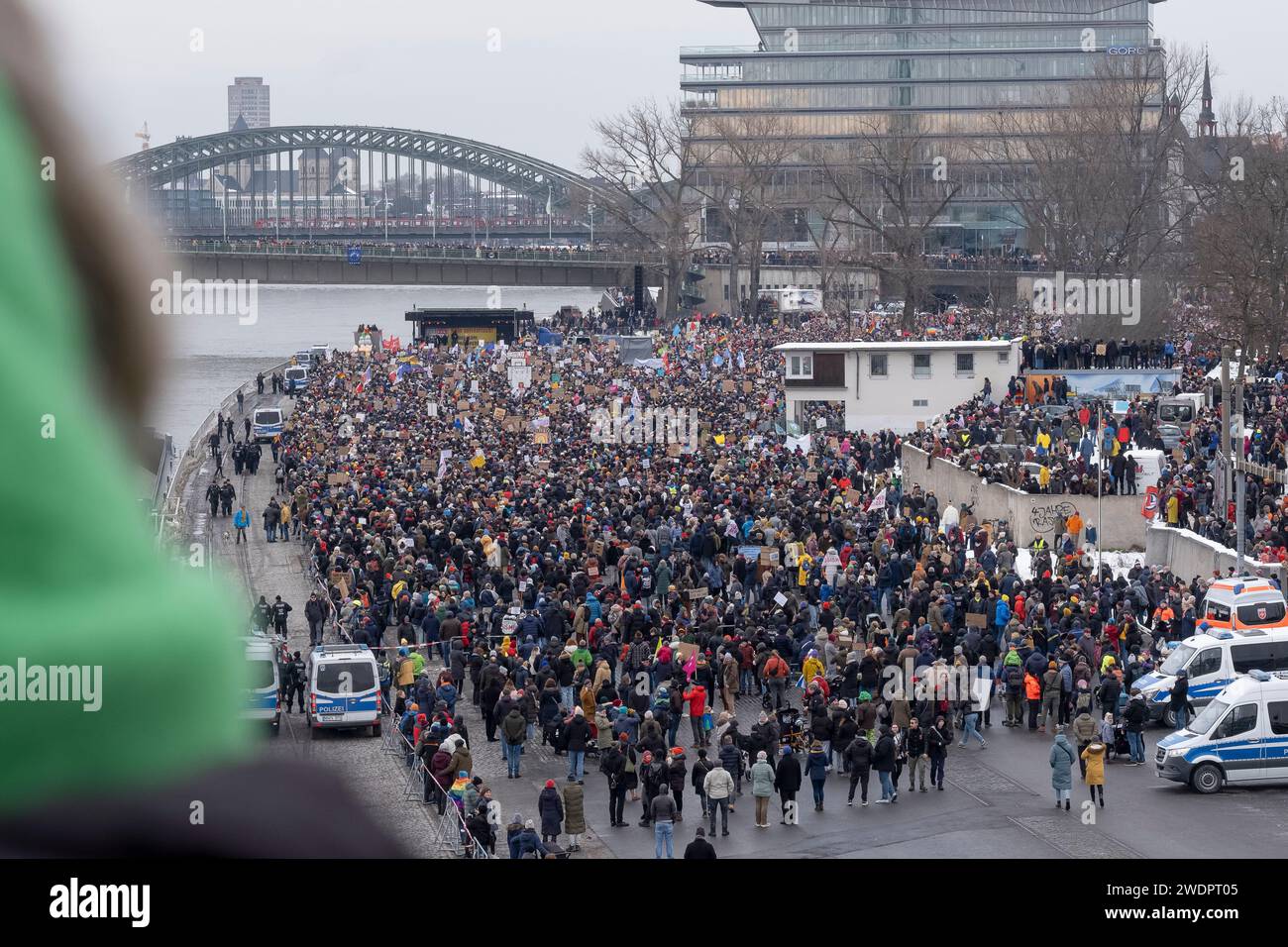 Rund 70.000 Menschen versammelten sich am 21.01.24 auf der Deuter Werft in Köln, um gegen die rechtsextreme Partei AFD zu demonstrieren Stockfoto