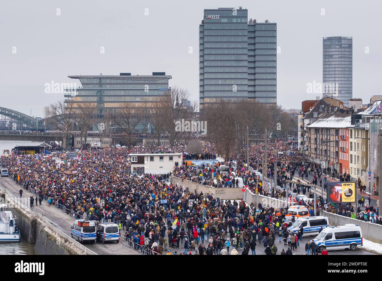 Rund 70.000 Menschen versammelten sich am 21.01.24 auf der Deuter Werft in Köln, um gegen die rechtsextreme Partei AFD zu demonstrieren Stockfoto