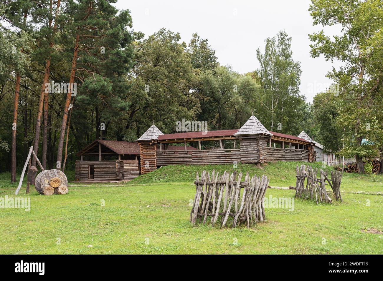 Ein Dorf im alten russischen Stil, das an einen Außenposten aus Holz erinnert Stockfoto