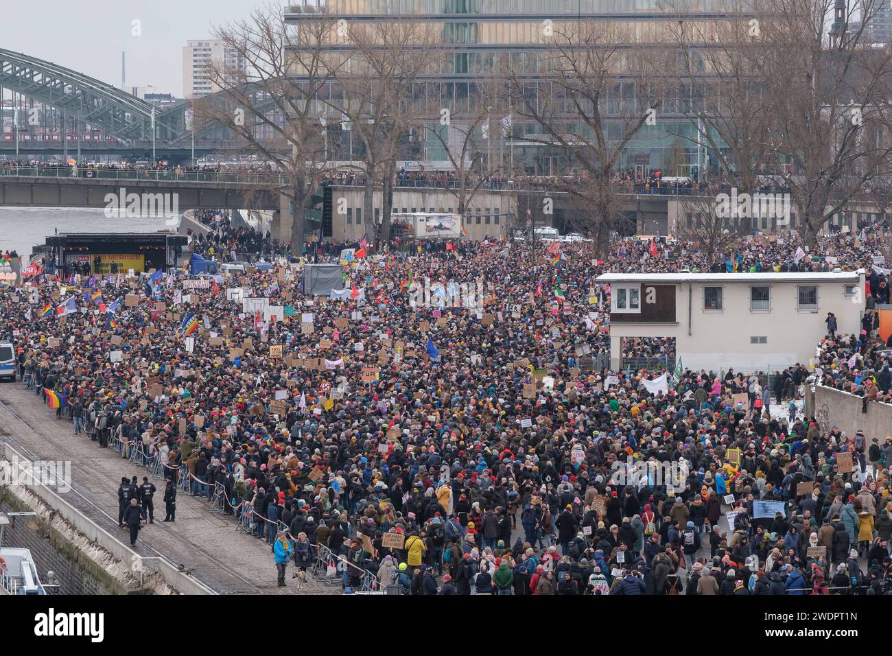 Rund 70.000 Menschen versammelten sich am 21.01.24 auf der Deuter Werft in Köln, um gegen die rechtsextreme Partei AFD zu demonstrieren Stockfoto