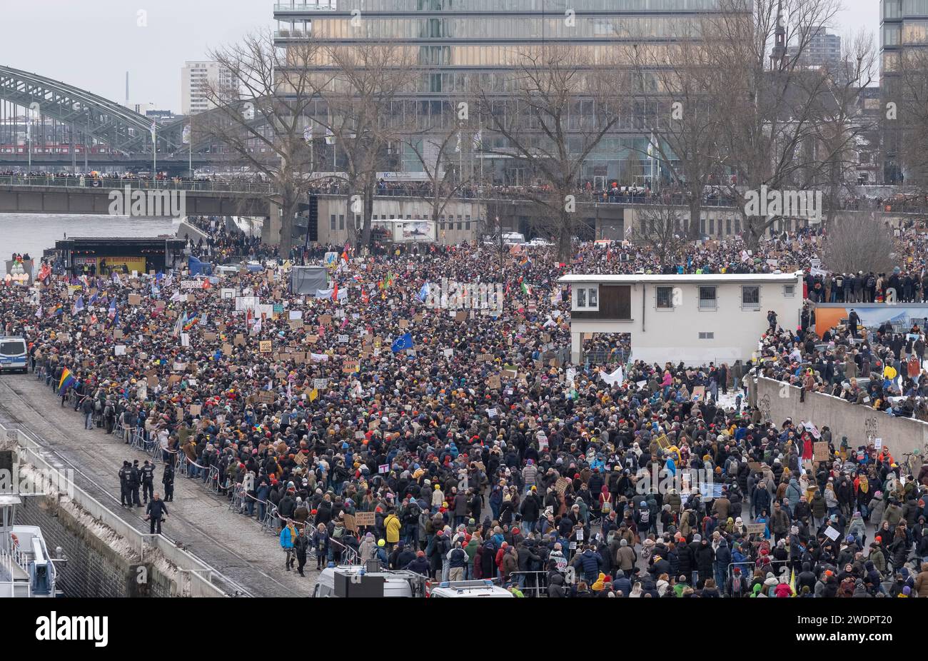 Rund 70.000 Menschen versammelten sich am 21.01.24 auf der Deuter Werft in Köln, um gegen die rechtsextreme Partei AFD zu demonstrieren Stockfoto
