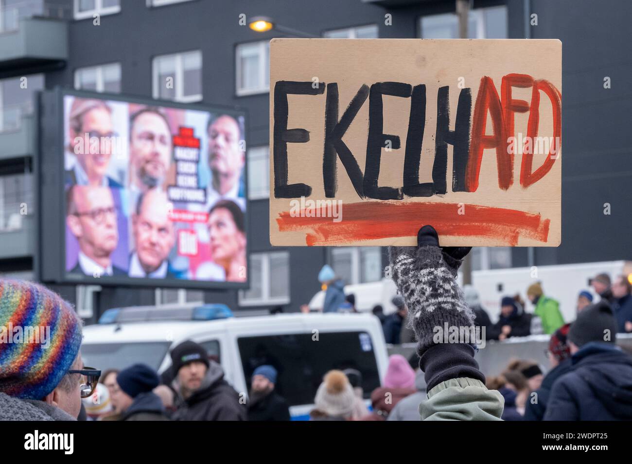 Rund 70.000 Menschen versammelten sich am 21.01.24 auf der Deuter Werft in Köln, um gegen die rechtsextreme Partei AFD zu demonstrieren Stockfoto