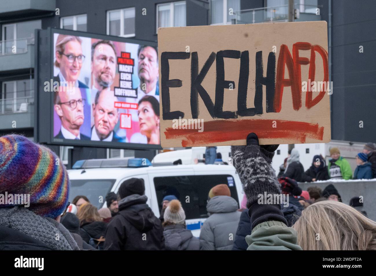 Rund 70.000 Menschen versammelten sich am 21.01.24 auf der Deuter Werft in Köln, um gegen die rechtsextreme Partei AFD zu demonstrieren Stockfoto
