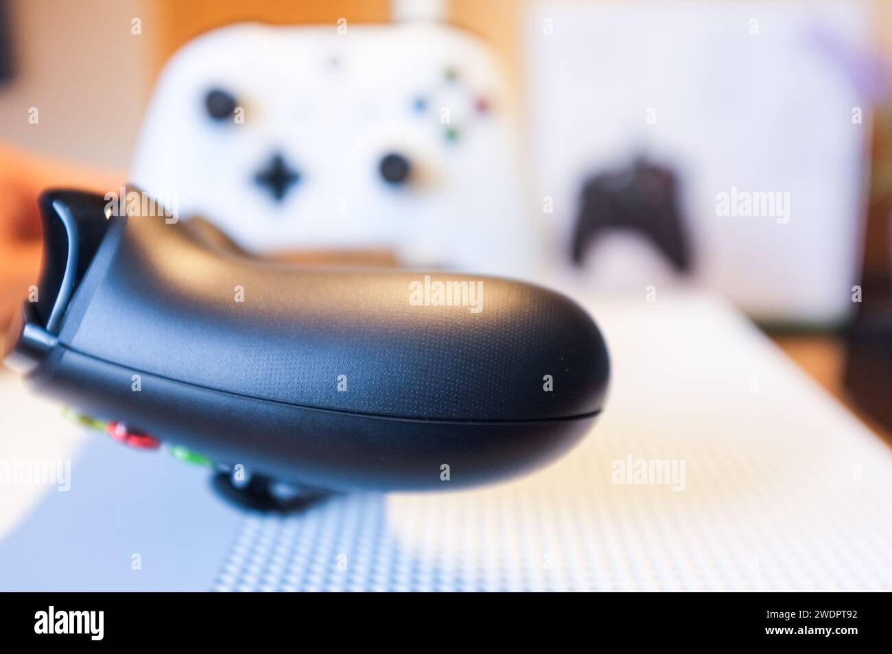 HCMC, VN - Januar 2024. Xbox One S Control Gaming-Player Stockfoto