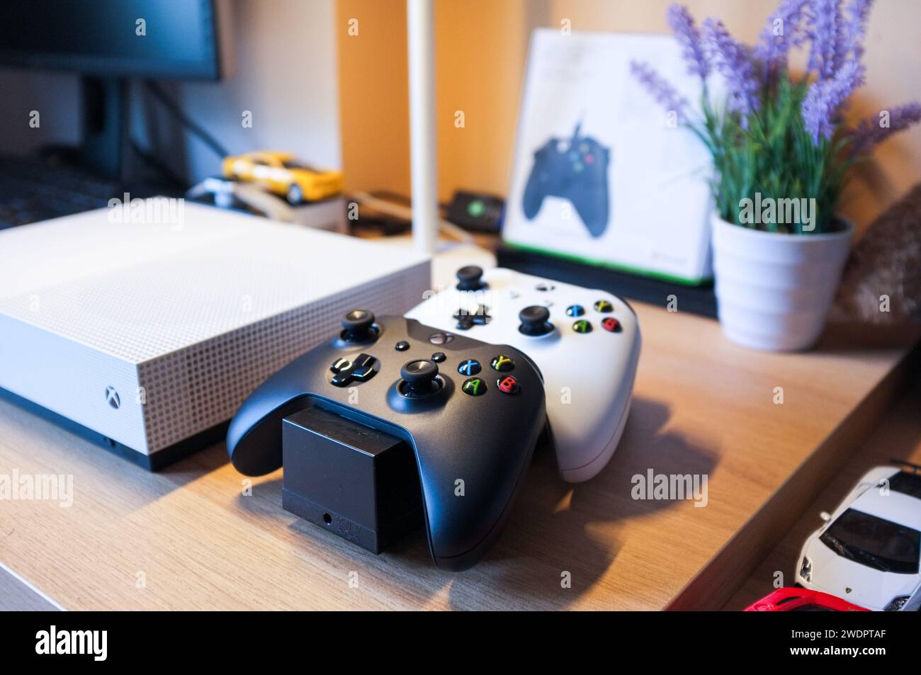 HCMC, VN - Januar 2024. Xbox One S Control Gaming-Player Stockfoto