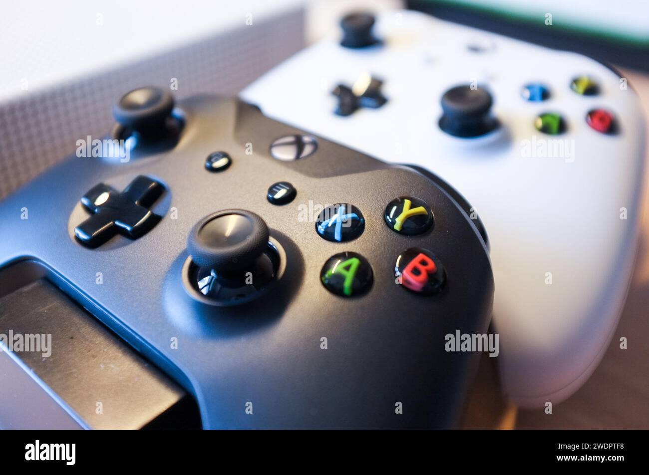 HCMC, VN - Januar 2024. Xbox One S Control Gaming-Player Stockfoto