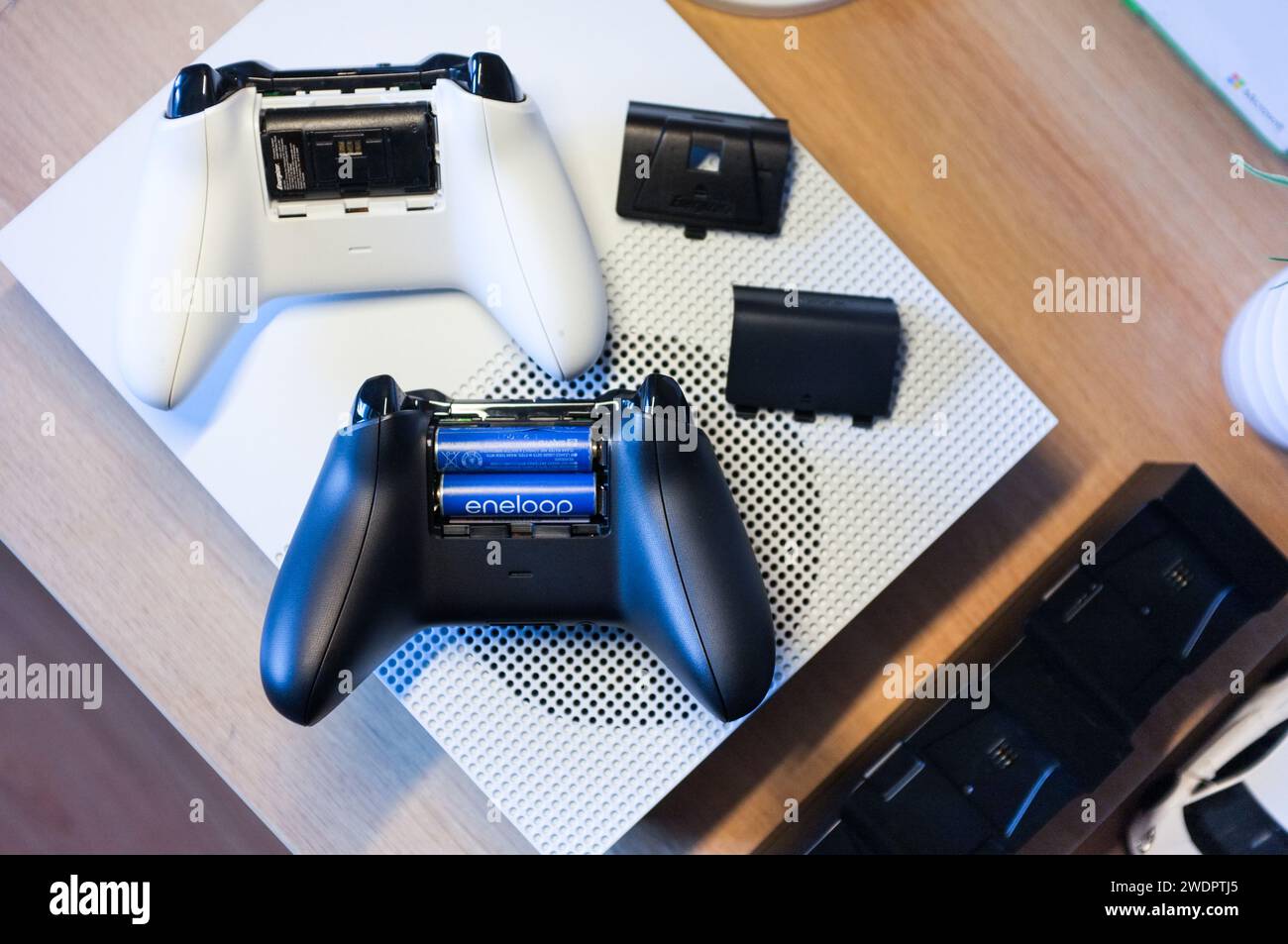 HCMC, VN - Januar 2024. Xbox One S Control Gaming-Player Stockfoto