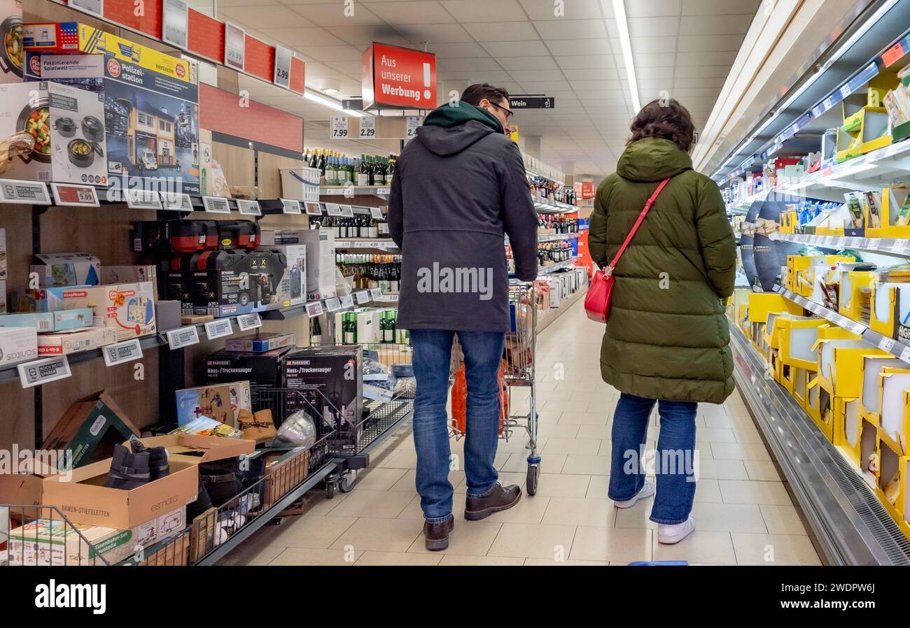 Hamburg, Deutschland. Januar 2024. Kunden kaufen in einem LIDL Discount Supermarkt ein. Quelle: Markus Scholz/dpa/Picture Alliance/dpa | Markus Scholz/dpa/Alamy Live News Stockfoto