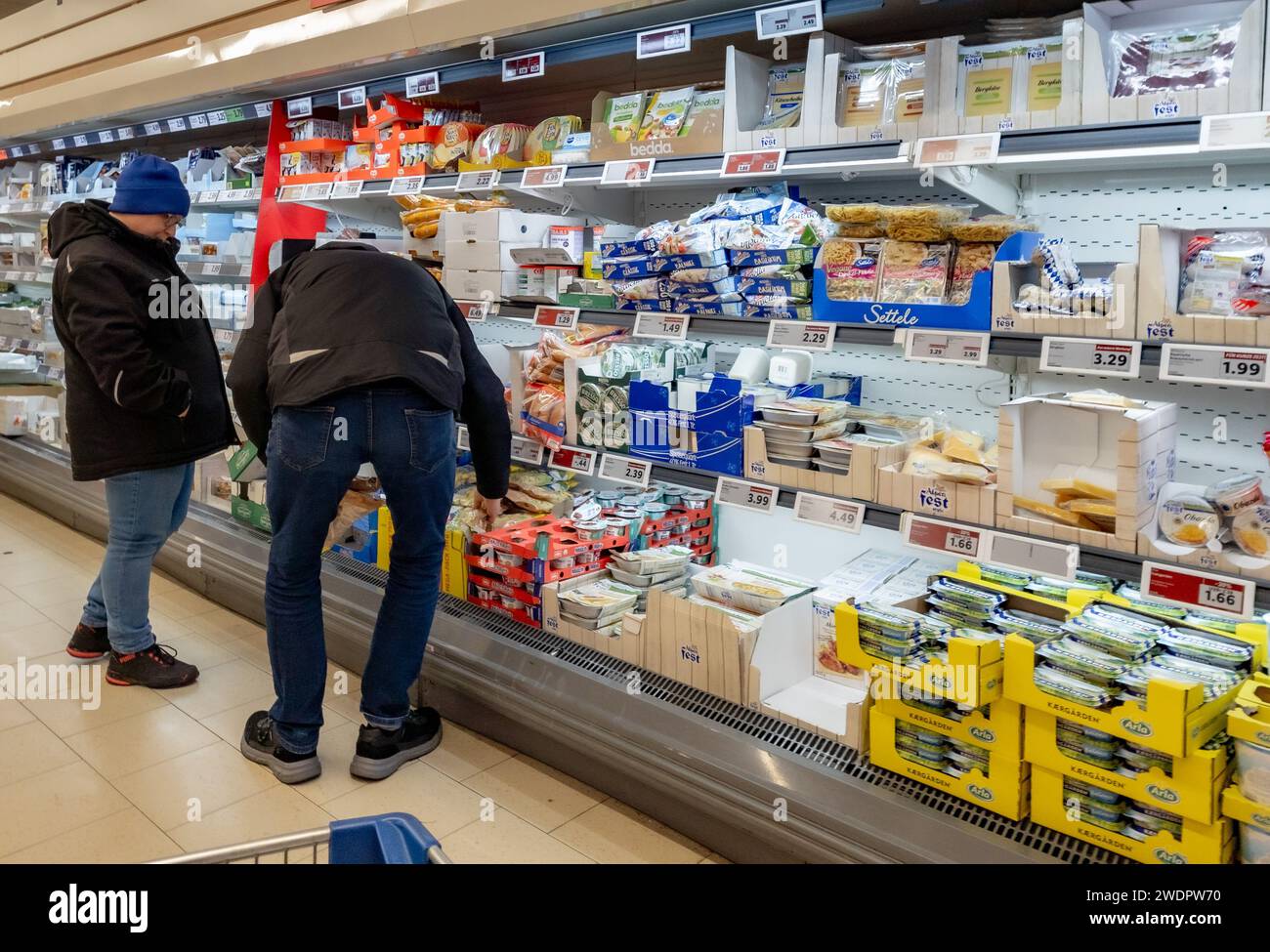 Hamburg, Deutschland. Januar 2024. Kunden kaufen in einem LIDL Discount Supermarkt ein. Quelle: Markus Scholz/dpa/Picture Alliance/dpa | Markus Scholz/dpa/Alamy Live News Stockfoto