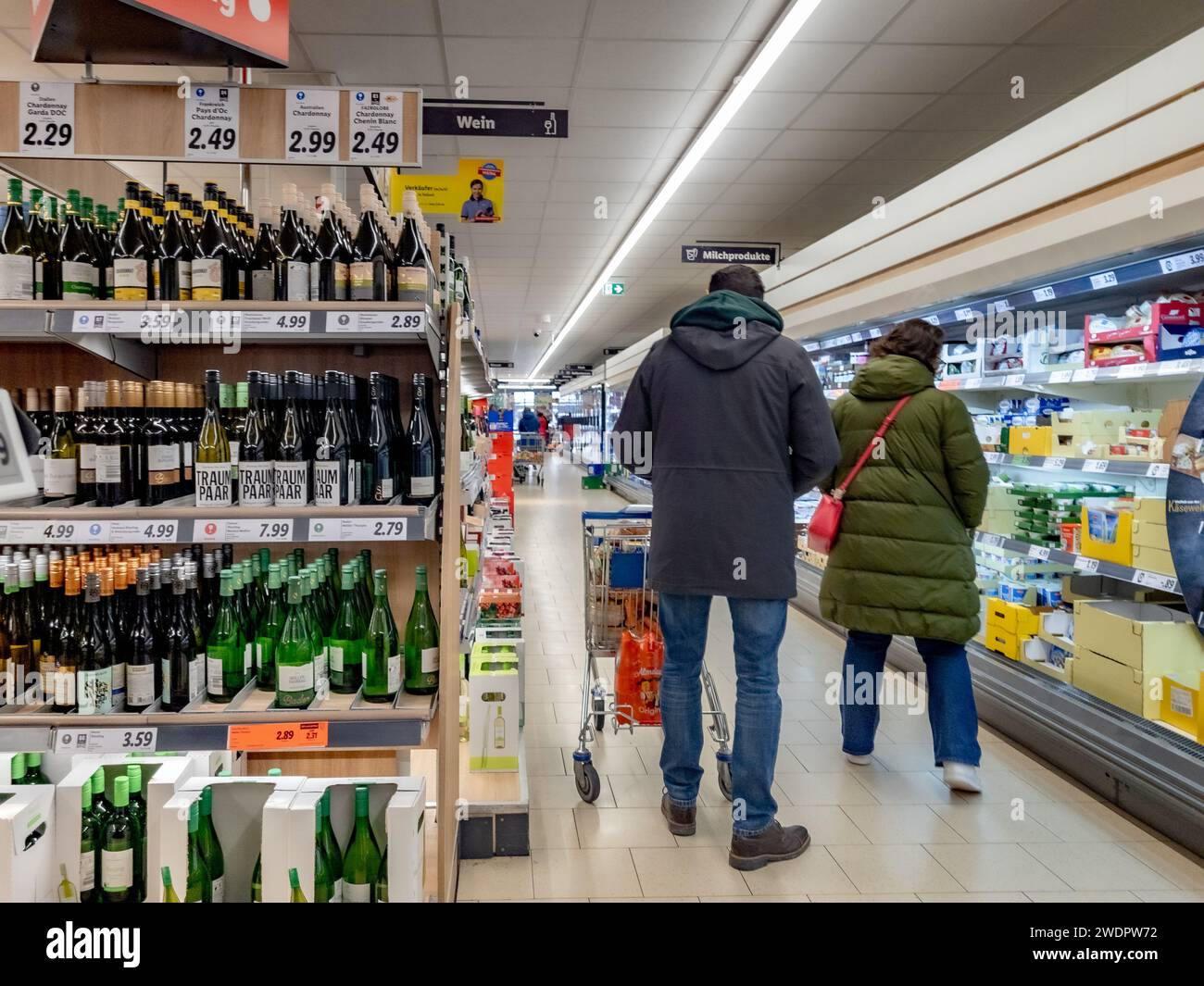 Hamburg, Deutschland. Januar 2024. Kunden kaufen in einem LIDL Discount Supermarkt ein. Quelle: Markus Scholz/dpa/Picture Alliance/dpa | Markus Scholz/dpa/Alamy Live News Stockfoto