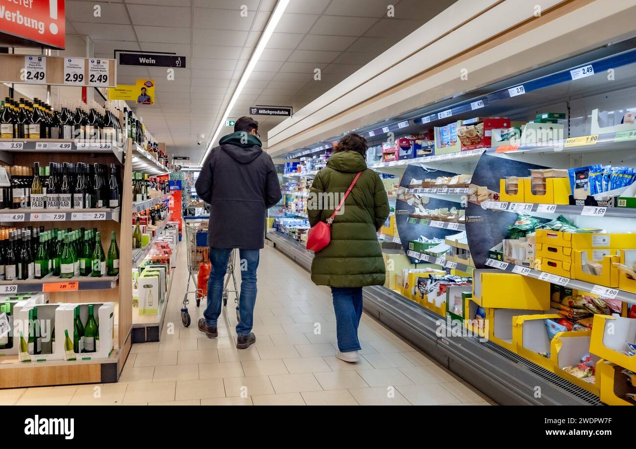 Hamburg, Deutschland. Januar 2024. Kunden kaufen in einem LIDL Discount Supermarkt ein. Quelle: Markus Scholz/dpa/Picture Alliance/dpa | Markus Scholz/dpa/Alamy Live News Stockfoto
